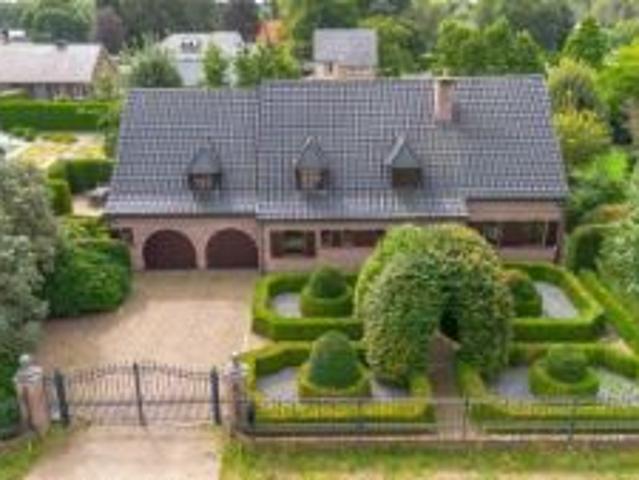 Zeer ruime villa met 5 slaapkamers in een prachtige parktuin