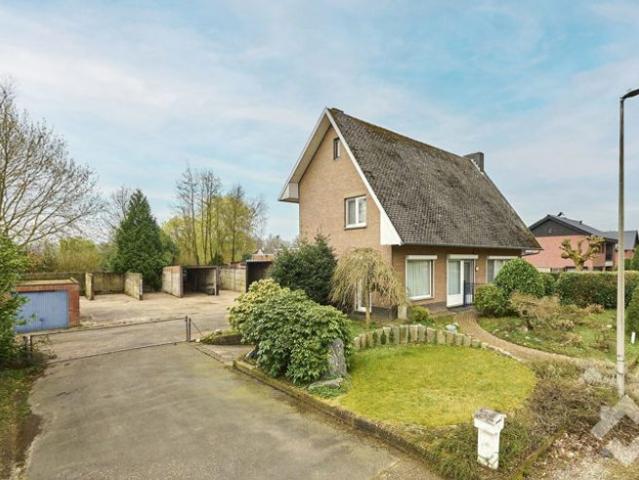 Zeer ruime woning met 4 tot 5 slaapkamers en loods of magazi
