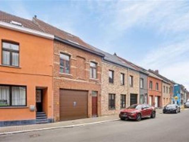 Zeer ruime woning met 4 slaapkamers, aparte studio, tuin en