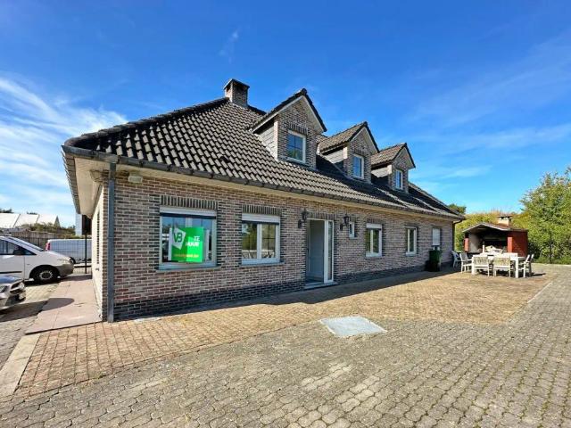 Zeer ruime woning met 4 slaapkamers, groot terras en 2 autostaanplaatsen!