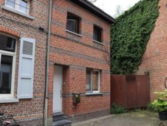 Zéér rustig en centraal gelegen rijwoning met 3 SLK & ter.