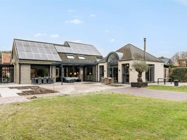 Zeer rustig gelegen architectenwoning op ruim 17a