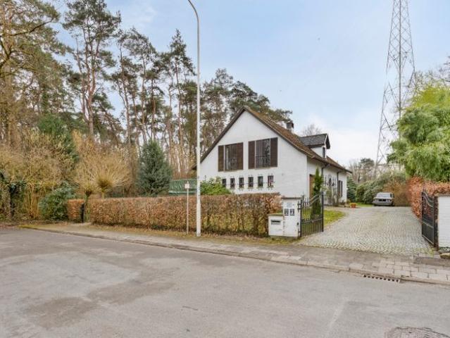 Zeer rustig gelegen woning op een perceel van 14a17ca!