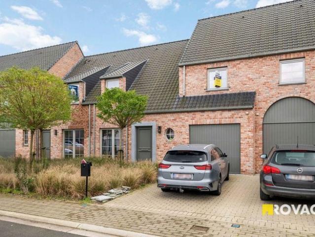Zeer recente en ruime woning met 4 slaapkamers, garage en t