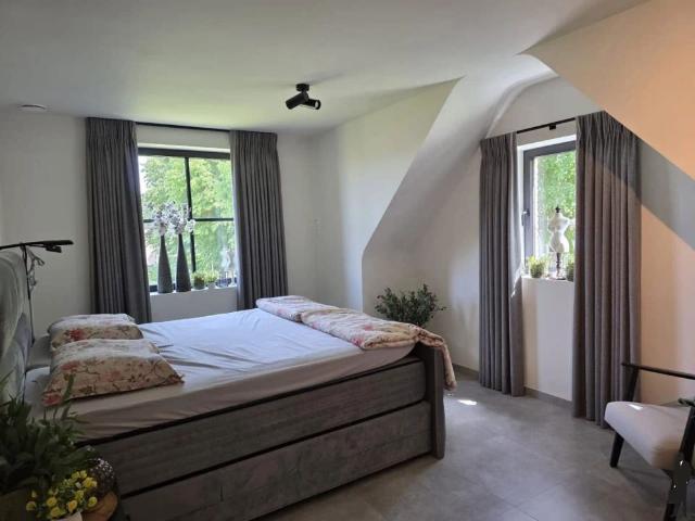 Zeer recente nieuwbouw 2 jaar oud energiezuinige halfopen bebouwing met 3 slaapkamers, nieuwste technieken zoals warmtepomp, zonnepanelen, … en open zicht op veel groen van de omliggende landerijen
