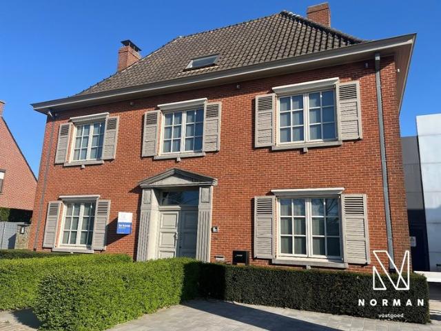 Zeer statige woning te koop in Harelbeke!