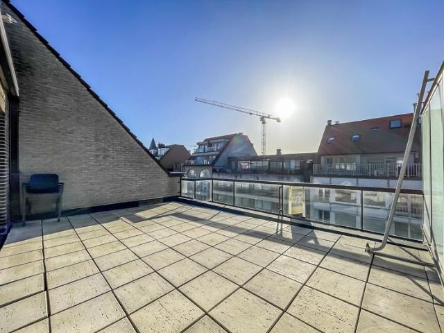 Zeer zonnige penthouse met 2 slaapkamers gelegen vlakbij he