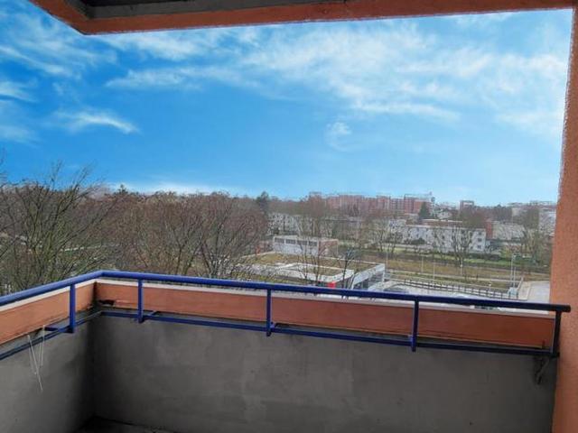 Zeitgemäße Loggia mit freier Aussicht