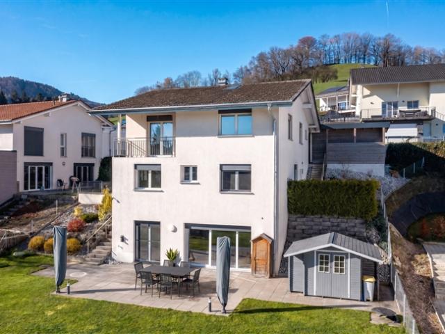 Zeitgenössische 6.5 Zimmer Villa mit vermieteter Einliegerwohnung