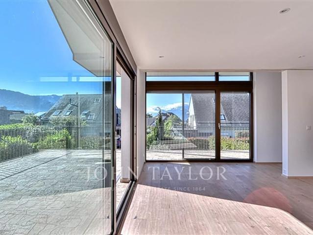 Zeitgenössische Doppelhaushälfte, wie neu