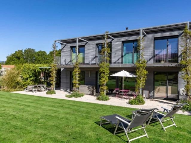 Zeitgenössische Minergie Villa in einer privilegierten Umgebung