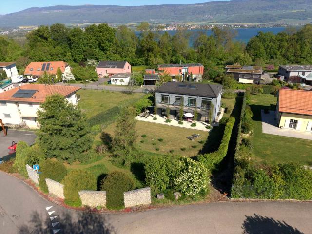 Zeitgenössische Minergie Villa in einer privilegierten Umgebung