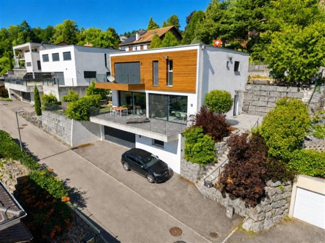 Zeitgenössische von Architekten entworfene Villa mit großzügigen Flächen