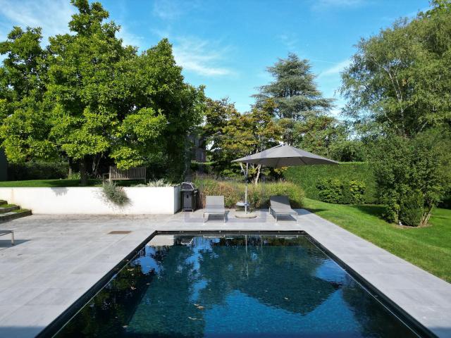 Zeitgenössische Villa mit Pool