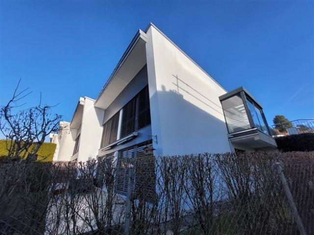 Zeitgenössische Villa mit privatem Garten und einem Innenparkplatz