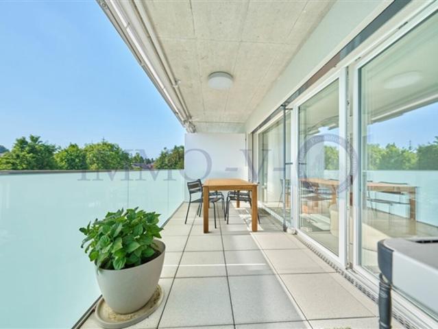 ZEITGENÖSSISCHER LUXUS MIT GROSSEM BALKON