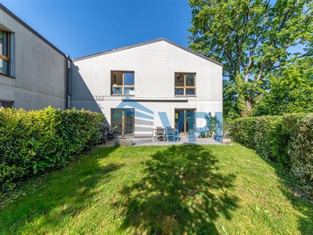 ZEITGENÖSSISCHES DUPLEX MIT PRIVATEM GARTEN IN SATIGNY