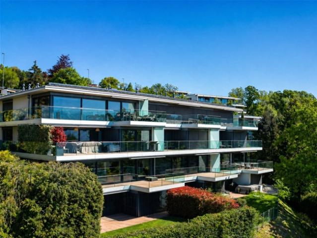 Zeitgenössisches Doppelhaus mit 6,5 Zimmern und eigenem Garten