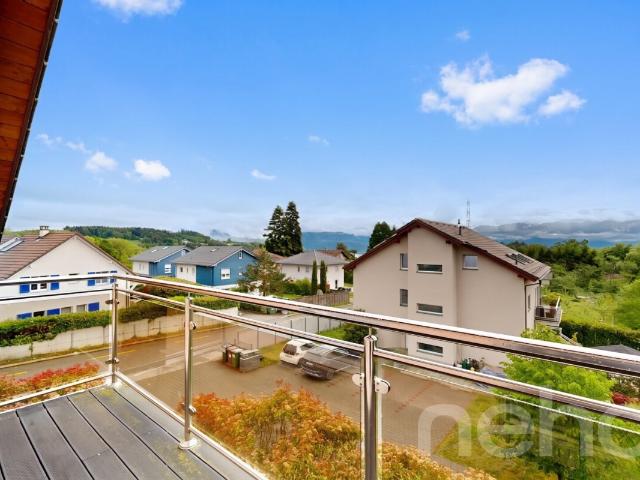 Zeitgenössisches Penthouse mit großem Balkon und offenem Blick