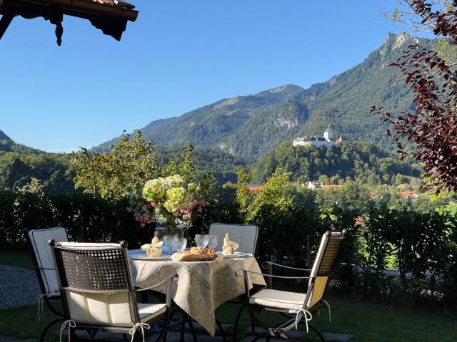 Zeitlos elegant, unverwechselbar schön – Ihr exklusives Do­mi­zil mit Burg & Bergblick