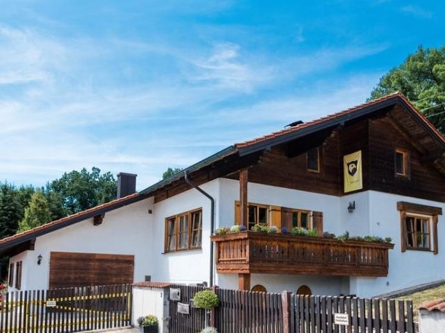 zeitlose LANDHAUSVILLA mit zwei Garagen, Schwimmteich/Pool und großem Garten