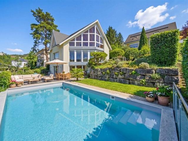 ZEITLOSES ARCHITEKTENHAUS MIT POOL UND EINLIEGERWOHNUNG