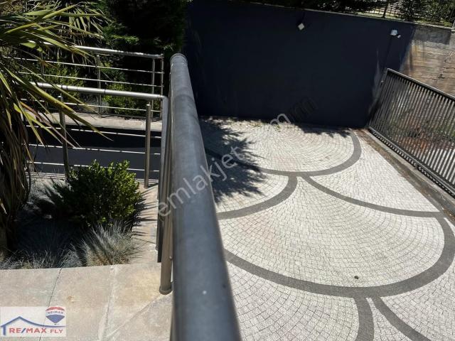 Zekeriyaköy Merkezde Geniş Bahçeli 3+2 Kiralık Villa