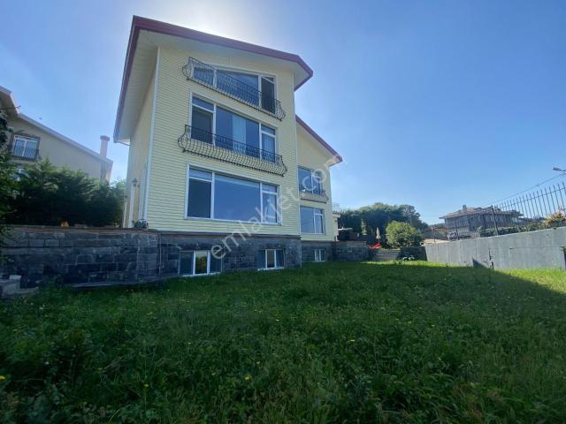 Zekeriyaköy'de Siteiçi Büyük Bahçeli Deniz Orman Manzaralı Villa