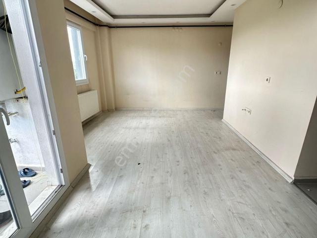 Zeki Emlak'tan Muradiye'de Cadde Üzeri Kiralık 1+1 Daire