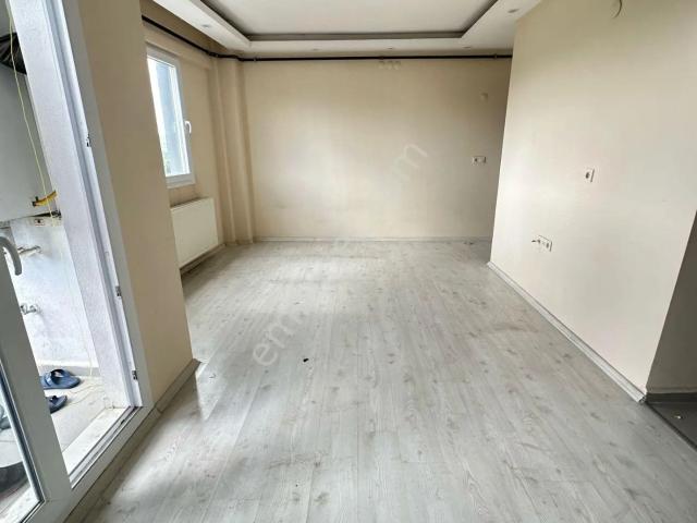 Zeki Emlak'tan Muradiye'de Cadde Üzeri Kiralık 1+1 Daire