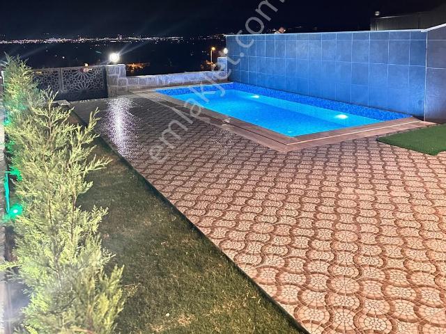 Zeki Emlak'tan Üçpınar Mahallesinde Dubleks Havuzlu Villa