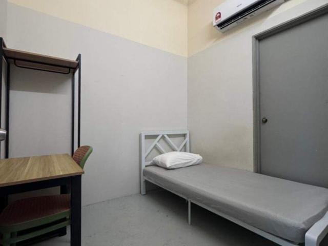 ［Zero Deposit ] Kota Kemuning Single Room | Fully Furnished | Near LRT | Wifi And Aircond Available