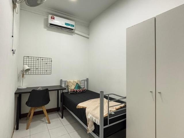 Zero Deposit KL CITY, Single Room with aircon beside LRT PWTC