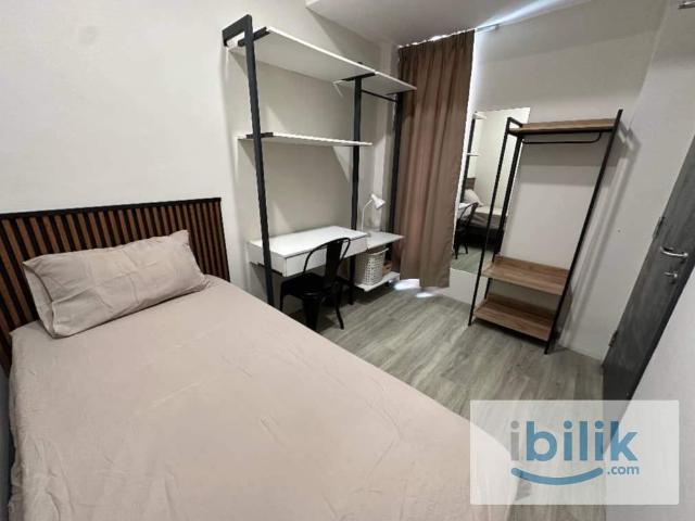 ［Zero Deposit ] Subang Jaya Single Room | Fully Furnished | Near LRT | Wifi And Aircond Available