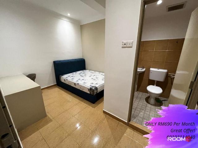 Zero Deposit Year End Promotion Queen Size Bedroom With Private BathroomHotel Melawati, Beside Melawati Mall, Zoo