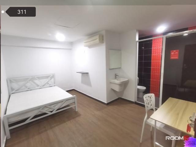 Zero Deposit/One Month Deposit Queen Bed Room Promo Holmes SS4D/2