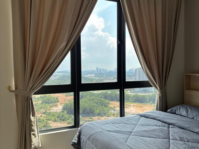 Zero Security Deposit Queen Bedroom at Meta City, Seri Kembangan
