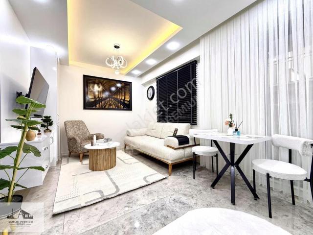 Zeytinköy'de Arakat balkonlu Sıfır Eşyalı 1+1 Daire
