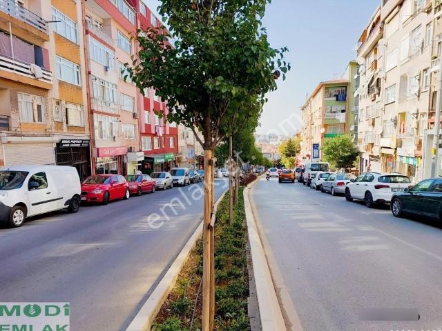 Zeynepkamil Cadde Üzeri Eşyalı Kiralık 2+1 Kombili Daire 2.kat