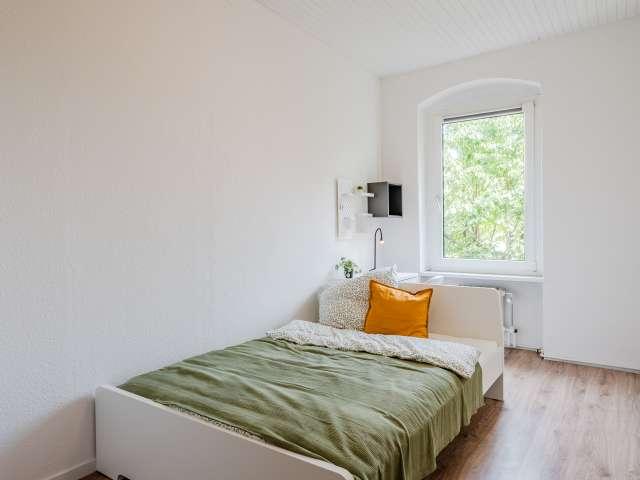 Zimmer in Apartment mit 5 Schlafzimmern in Spandau