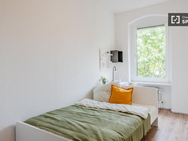 Zimmer in Apartment mit 5 Schlafzimmern in Spandau