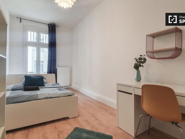 Zimmer zu vermieten in einer Wohnung mit 3 Schlafzimmern in Berlin