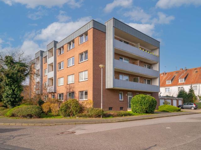 Emmerich: Zum Kauf steht ein Mehrfamilienhaus mit 16 Wohneinheiten u. 9 Garagen