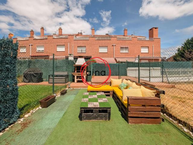 ZIZUR MAYOR: Urbanización: Chalet adosado de 4 plantas con 3 dormitorios, 2 baños, 1 aseo, amplio salón con acceso a jardín independiente con barbacoa, 2 terrazas y amplio garaje con pequeña cocina