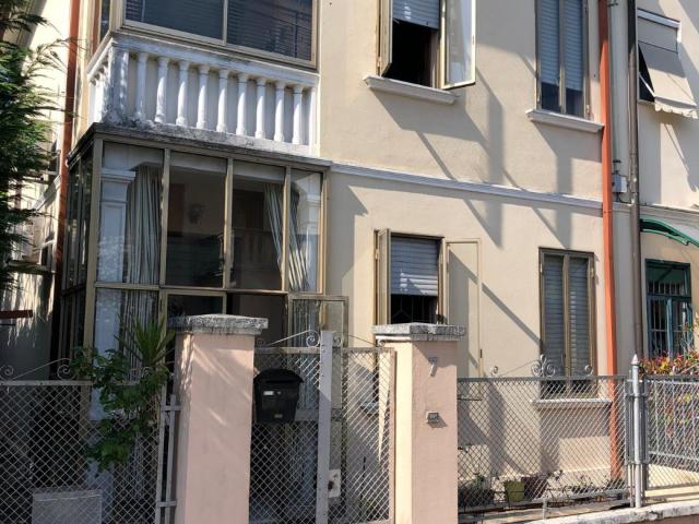 Zona Azienda Ospedaliera immobile schiera affittasi a referenziati