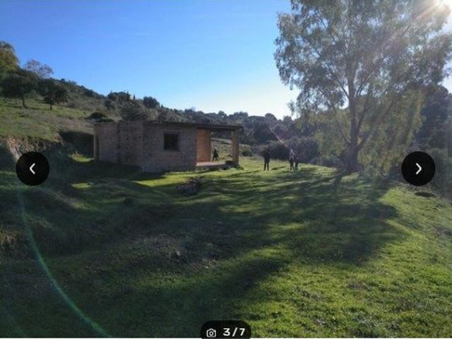 ZONA CUEVAS BAJAS. Parcela de 6.000 m2, vallada con casa en construccion 65 m2