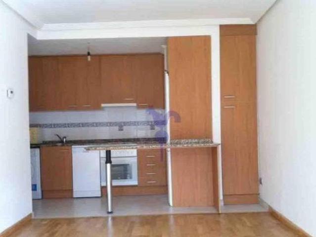 Zona calle ancha apartamento semiamueblado
