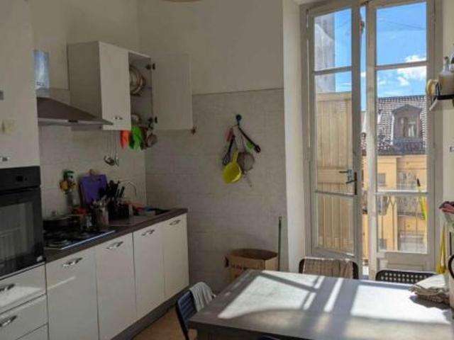 Zona centro affitto stanza singola a giovani referenziati