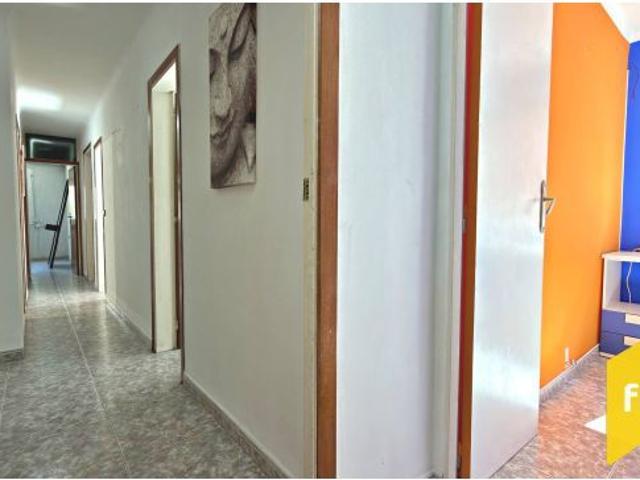 Zona centro. Finca con Ascensor. Piso de 4 dormitorios, comedor independiente con balcón, muy Exteri