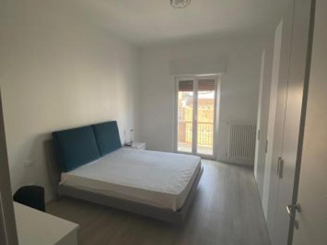 Zona Corso Roma/Ampia camera singola arredata € 300